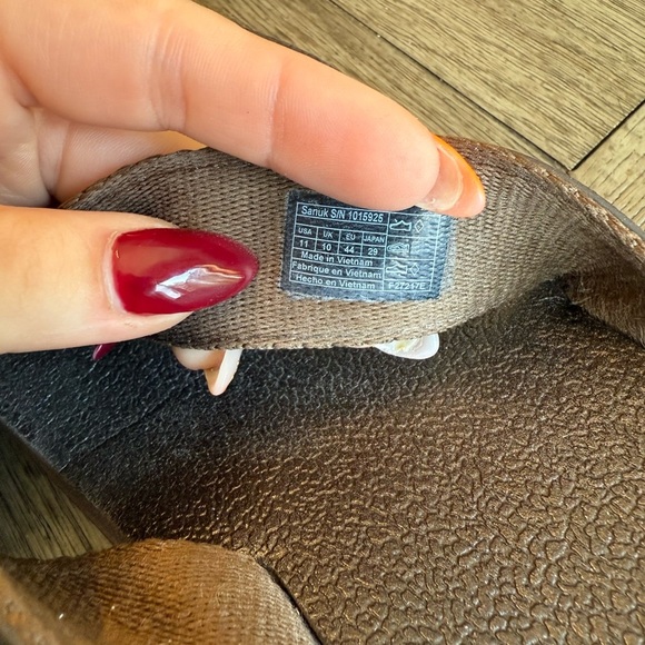 Men’s brown sanuk flip flops - Picture 2 of 5